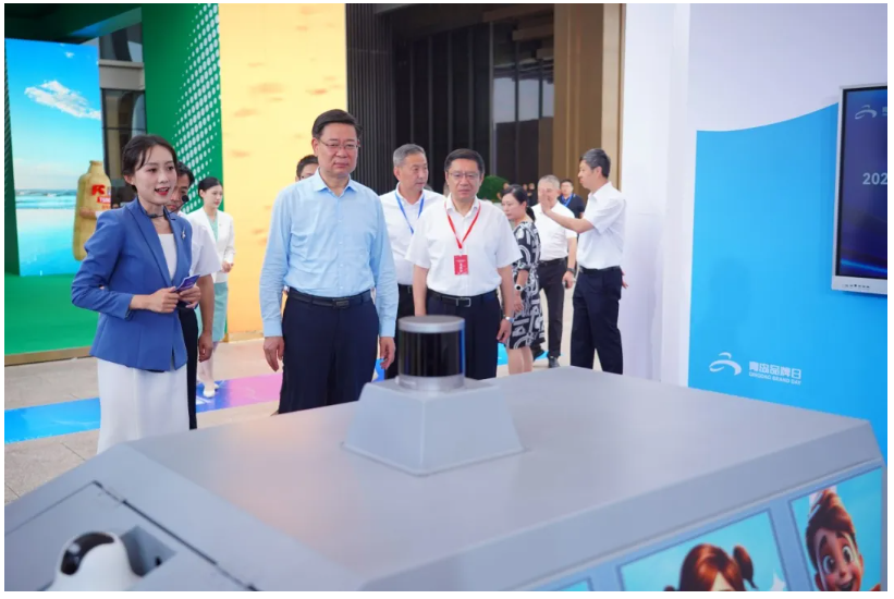青岛市委常委、副市长王波等领导嘉宾参观文达通AI无人清扫车 青岛市委常委、副市长王波等领导嘉宾参观文达通AI无人清扫车
