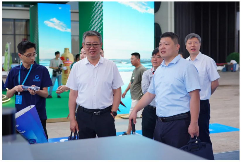 青岛市委常委、副市长王波等领导嘉宾参观文达通AI无人清扫车 青岛市委常委、副市长王波等领导嘉宾参观文达通AI无人清扫车